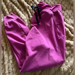 Figs M electric orchid Joggers